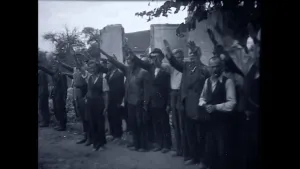 Foto, zwart/wit, van groep mannen, Fascisten, te Joegoslavië tijdens de Tweede Wereldoorlog.