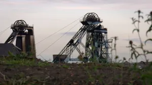 Foto van twee mijnliften, mijnschachten, te Groot-Brittannië.