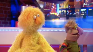 Foto van scène uit de Boterhamshow waarbij Opperdepop en Hans Worst (poppen) aan de desk zitten.