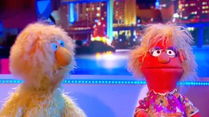 Foto van scène uit de Boterhamshow met Opperdepop en Jannie (beide poppen) in de studio.