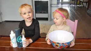Foto van jong jongetje en meisje aan tafel, het meisje houdt een beslagkom vast, het jongetje plastic flesjes.