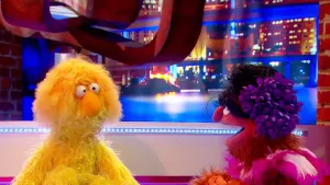 Foto van een scène uit de Boterhamshow met Opperdepop en gast (poppen) aan tafel.