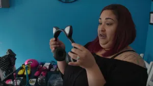 Foto van een vrouw met een haarband met kattenoren.