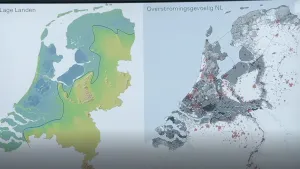 Foto van twee kaarten van Nederland waarop aangegeven de gevolgen van de stijging van de zeespiegel.