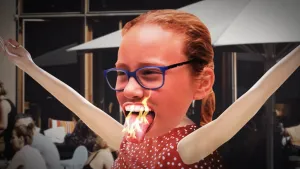 Foto, portret, van een jong meisje dat iets heets/scherps eet en haar tong staat in brand.