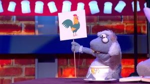 Foto van Boterhamshow waarbij Nico Neushoorn gedicht voordraagt en hij houdt een tekening van een haan vast.