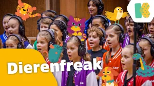 Foto van kinderen, Kinderen voor Kinderen, die zingen, in beeld ook de tekst Dierenfreak.