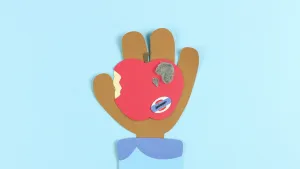 Tekening van een hand met een appel erop met hapje eruit en ergens schimmel erop.