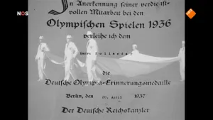 Foto van beeld uit het NOS-Journaal met zwart/wit-foto van affiche van de Olympische Spelen van 1936.