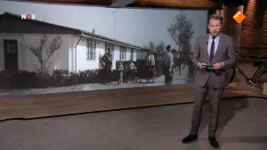 Foto van beeld uit het NOS-Journaal waarbij de nieuwslezer staat bij zwart/wit-foto van een huis in Indonesië met mensen ervoor.