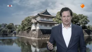 Foto van beeld van NOS-Journaal met nieuwslezer en op de achtergrond een Japanse tempel.
