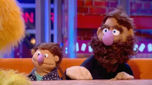 Foto van poppen van de Boterhamshow in studio met Noah, haar vader en stukje van Opperdepop.