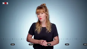 Een foto  van een presentaur op een NOS tv-scherm.