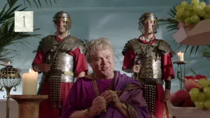 Foto van drie mannen verkleed als Keizer in vertrek in Romeins gebouw.