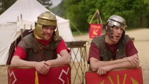 Foto van twee mannen verkleed als Romeinse soldaat bij een legertent.