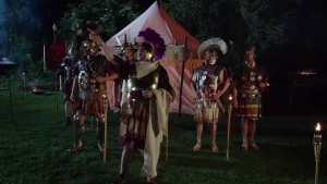 Foto van  verkleed mensen als Romein bij de Rubicon rivier.