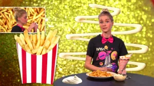 Een foto van Janouk achter een tafel waarop een zak friet met mayonaise erop, een bord friet en een glazen schaaltje met mayonaise staan. Erachter staat een kronkelende lijn van mayonaise, een bakje friet en een foto van Janouk met een frietzak.