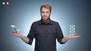 Een foto van een presentator die voor de camera staat met zijn handen open naast hem. In zijn rechterhand is een illustratie van een plant en in zijn linkerhand allemaal nullen en enen zoals in een computer programma.