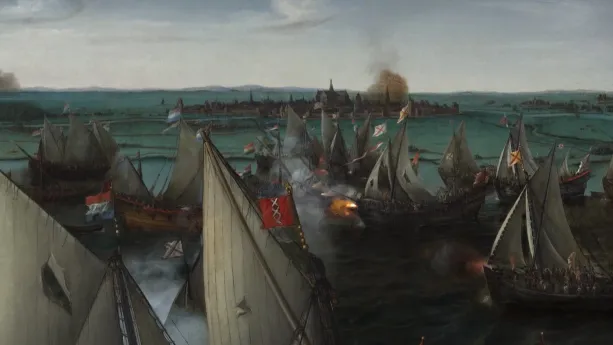 Een foto van een schilderij met zeilschepen in het water voor een stad. Links liggen minstens vijf schepen met Nederlandse vlag, rechts liggen minstens vijf schepen met Engelse vlag, wit met een rood kruis. Vier Engelse schepen vuren een kanonschot af.