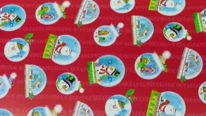 Een foto van inpakpapier voor kerstcadeaus. Het papier is rood met een vorm van takjes erop. Op de voorgrond staan getekende, ronde sneeuwbollen met nepsneeuw waar sneeuwpoppen, kerstmannen, rendieren en huisjes met een kersboom in te zien zijn.