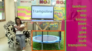 Een foto van Sosha die lachend op een stoel met een koeienprint zit. Rechts staan tien woorden voor een iets doorzichtige, roze achtergrond. Van het laatste woord, trampoline, is een foto te zien en op het beeldscherm achteraan staat ook "Trampoline". 