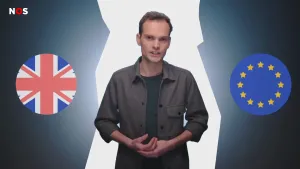 Een foto van een presentator voor een achtergrond waar tussen de grijze delen een witte scheur is te zien. Op het linker grijze deel staat een ronde vlag van Groot-Brittannië, rechts staat een ronde vlag van Europa, blauw met gele sterren in een cirkel.