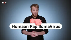 Een foto van een presentator voor een blauwgrijze achtergrond. Voor de presentator staat de tekst "Humaan PapillomaVirus". Boven de tekst zijn drie roze bolletjes met een soort bultjes erop getekend.