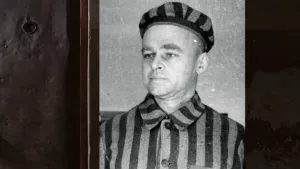 Een zwart-wit foto van de Poolse held Witold Pilecki. Hij heeft een donker en licht gestreepte blouse en een muts op met hetzelfde gestreepte patroon. Hij moest deze kleding dragen van de nazi's in vernietigingskamp Auschwitz.