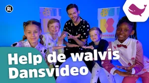 Een foto van vier kinderen en een dansleraar. Ze houden hun handen boven elkaar, met hun linkerhandpalm omhoog bovenop en de rechterhandpalm naar beneden eronder. Ervoor staan een tekening van een paarse walvis en de tekst: "Help de walvis Dansvideo".