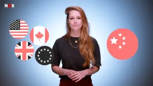 Een foto van een presentator met vlaggen van landen in ronde cirkels. Rechts is alleen de vlag van China te zien, die iets groter te zien is dan de rest. Links staan de vlaggen van Amerika, Canada, Groot-Brittannië en de Europese Unie bij elkaar.