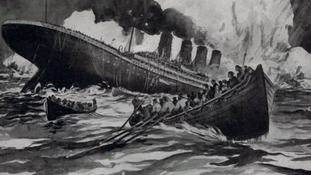 Een zwart-wit tekening van de ramp met de Titanic in 1912. De achterkant van de boot is gezonken, de voorkant steekt nog omhoog. In het midden zijn de vier pijpen van het schip te zien, waar rook uitkomt. Twee houten roeiboten vol mensen varen vooraan.