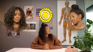 Een animatie waarop presenator Sosha drie keer te zien is. Ze kijkt zichzelf aan. Op de achtergrond zie je foto's aan de muur. Op een foto staat een menselijk skelet afgebeeld.