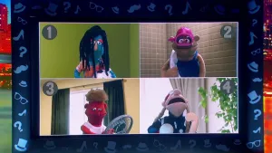 Een foto van een beeldscherm met vier beelden van poppen: pop één met lang, zwart haar in oranje t-shirt die een voetbal vastheeft, pop twee met zwempak en duikbril in een badkamer, pop drie heeft een tennisracket vast en pop vier een hockeystick met bal.