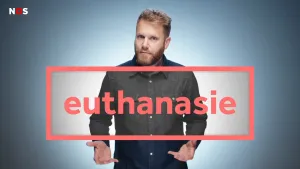 Een foto van een presentator die zijn handen met de handpalmen omhoog onder een rood kader voor de foto houdt. In het kader staat in rode letters het woord euthanasie: een zelfgekozen dood van iemand die meestal ernstig ziek is met hulp van een dokter.