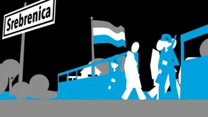 Een tekening van een gezichtsloze man, helemaal wit, die door een bewaakte opening in een blauw hek loopt. Er staat een soldaat voor in blauw pak, met een blauw geweer en blauwe helm met "NL" erop, Nederland. Links staat een bord met "Srebrenica" erop.