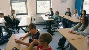 Een foto van een schoolklas met kinderen van ongeveer veertien jaar oud. 