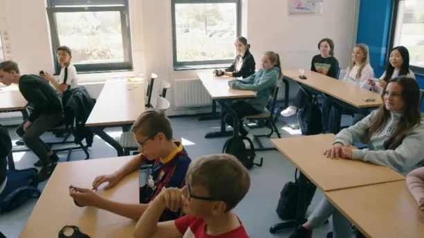 Een foto van een schoolklas met kinderen van ongeveer veertien jaar oud.