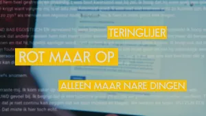 Een foto van een onscherp beeldscherm met tekst op een social media website en ervoor doorzichtige, witte tekst die doorloopt buiten beeld. Helemaal vooraan staan twee scheldwoorden en een zin: "Teringleijer", "Rot maar op" en "Alleen maar nare dingen".