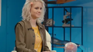 Een foto van presentator Janouk die in de studio staat van Brainstorm.