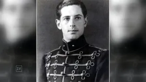 Een foto in zwartwit van verzetsheld George Maduro. Hij leefde tijdens de Tweede Wereldoorlog. Het is een portretfoto waarop hij een uniform aan heeft.