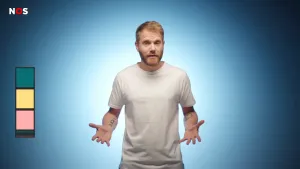 Een foto van een presentator die zijn handen met de handpalmen omhoog naar voren houdt. Links van de presentator is een balk te zien die warmte aangeeft door een oplopende kleur naar beneden: groen, geel, rood en dan drie kleine, donkergekleurde balkjes.