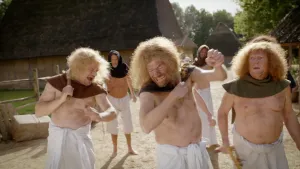 Een foto van drie mannen met een witte doek als broek en, op een kraag om hun nek na, een ontbloot bovenlichaam. Ze zijn bezig zichzelf te gezelen, zichzelf te straffen door op hun rug te slaan met een zweep of touw. Deze mensen flagellanten genoemd.