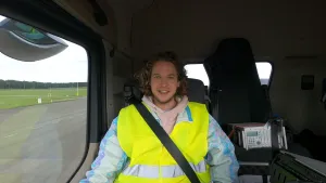 Een foto van presentator Pascal die in de bestuurdersruimte van een vrachtwagen zit. 