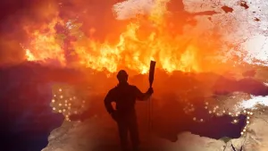 Een foto van een man met een lange stok in het donker die kijkt naar een groot, brandend vuur van hoge, oranjerode vlammen. Erdoorheen is een deel van de kaart van Europa te zien. De landen Spanje, Griekenland en Italië staan vol met lichtbruine stipjes.