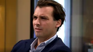 Een foto van Thierry Baudet van dichtbij. Baudet is een bekende in de politiek.