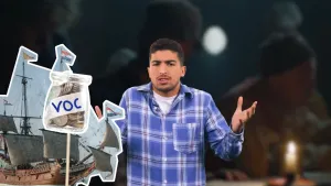 Een foto van Nizar die zijn handen omhoog houdt naast zijn lichaam en zijn schouders optrekt. Links staat een tekening of schilderij van een houten schip met Nederlandse vlaggen en witte zeilen. Ervoor een glazen potje met muntgeld en de afkorting "VOC".