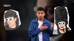 Een foto van Nizar die tussen twee foto's staat: links een man en rechts een vrouw met getekende, ronde ogen voor hun echte ogen. De man draagt een pruik met zwart, krullend haar. De vrouw draagt een hele hoge, ronde pruik met zwart, krullend haar.