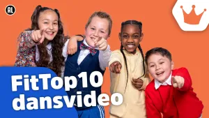 Een foto van vier kinderen, twee jongens en twee meisjes, die lachend naar de camera wijzen met één wijsvinger. Voor de foto staat linksonder de tekst "FitTop10 dansvideo". De achtergrond is oranje en rechtsboven is een oranje kroontje getekend.