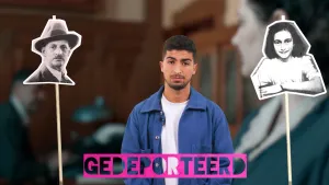 Een foto van Nizar in een blauwe blouse en een wit t-shirt. Ervoor staat het woord "Gedeporteerd". Op lichtgele stokjes staan twee zwart-wit foto's: Links Otto Frank met een donker pak en hoed, Rechts Anne Frank, lachend en met haar armen over elkaar.