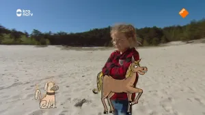 Een foto van een meisje die met haar armen over elkaar op een zandvlakte staat. Op de voorgrond zijn er illustraties te zien van een hond en een paard.